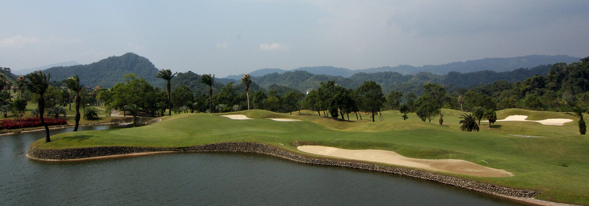 Royal Kuan-Hsi Golf Club: lake, bunkers and hills